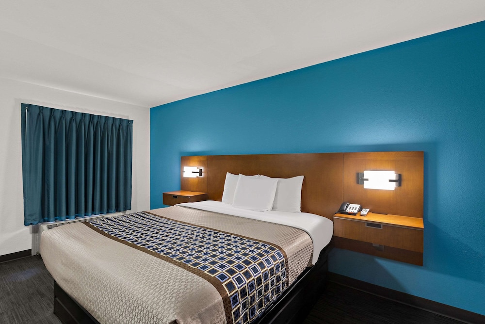 Econo Lodge Commerce - photo 23