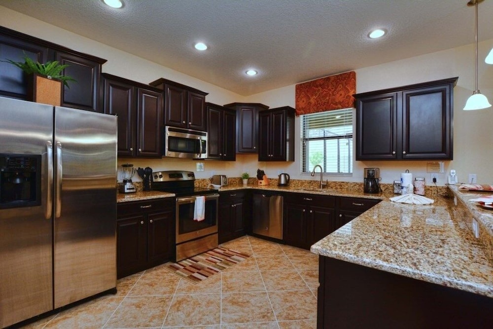 Resort Community Large Private Pool Free Wifi Game Room No Rear Neighbors 6 Bedroom Home by RedAwning - photo 14