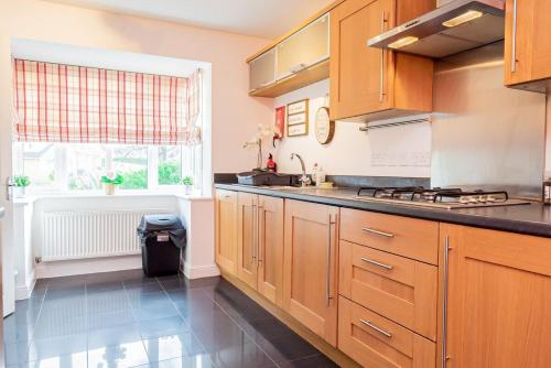 Spacious 4 Bed house with parking and garden at Reading