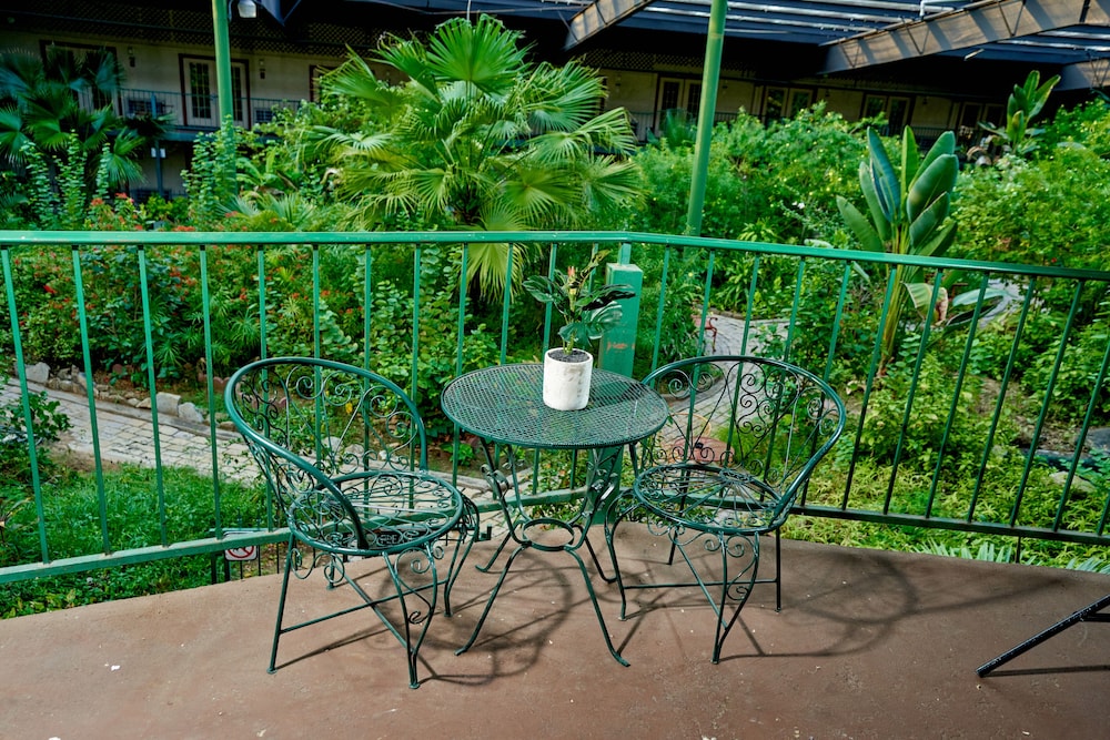 Family Garden Inn & Suites - photo 10
