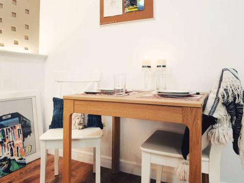 Double Studio Private Bath & Balcony Shared Kitchen with Local Family by Pillows & Purrs