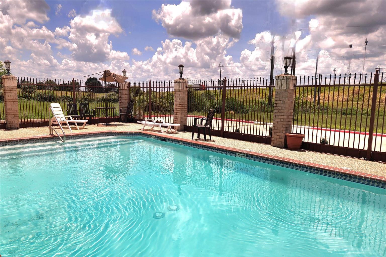 Days Inn by Wyndham Navasota - photo 8