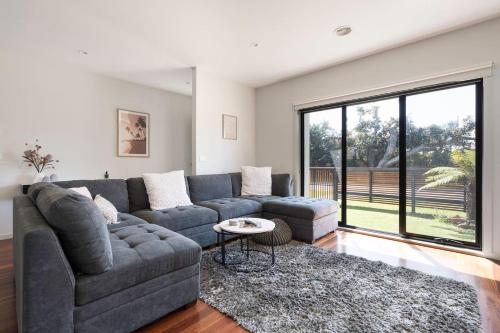 ‘The Leon’ A Family Friendly Coastal Abode in Rosebud, Australia