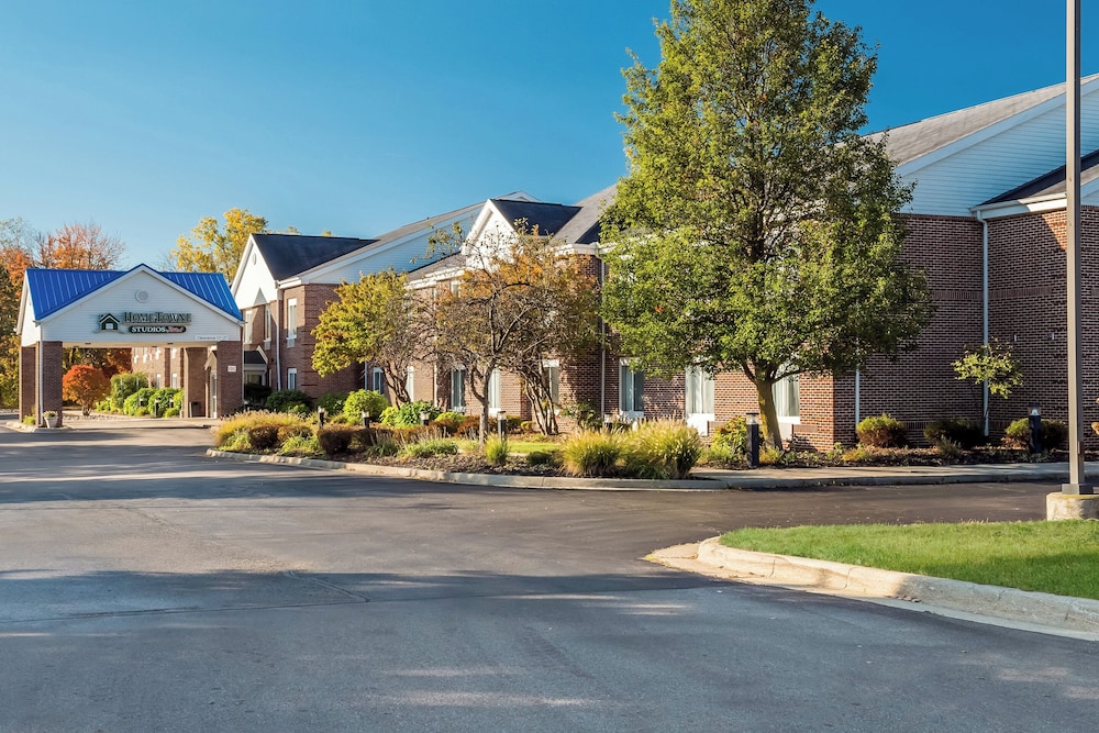 HomeTowne Studios by Red Roof East Lansing Okemos - photo 33