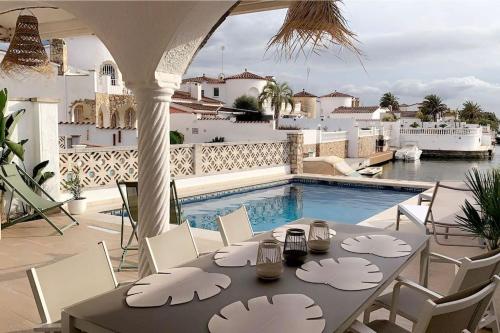 Casa Serenity au canal avec piscine et amarre — 4-Star Luxury Hotel in Empuriabrava, Spain