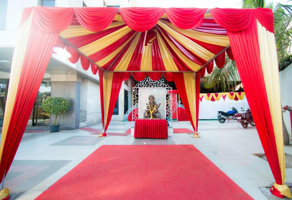 Seasons Hotel - last minute hotel in Mumbai