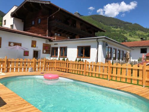 Apartments Chalet Sonnentanz — 4-Star Luxury Hotel in Piesendorf, Austria
