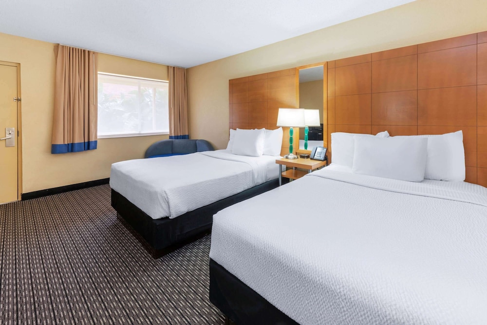 La Quinta by Wyndham Fort Lauderdale Pompano Beach - photo 9