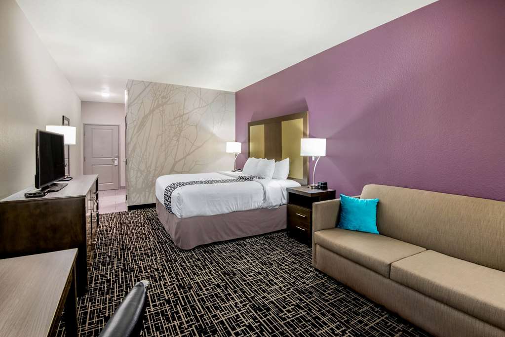 La Quinta Inn & Suites by Wyndham Pampa - photo 43