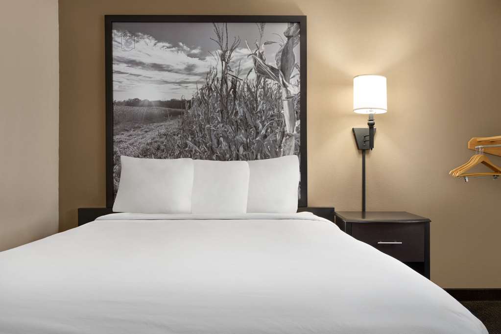 Super 8 by Wyndham Lincoln North - photo 29
