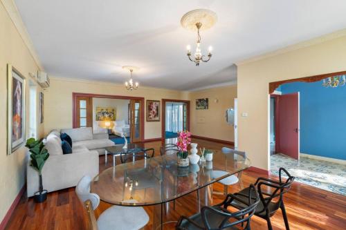 Spacious Affordable 7B3B 2 Living Pool Yard and Mall in Brisbane, Australia