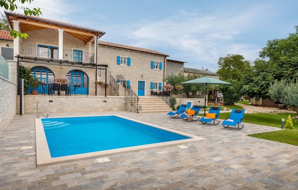 Stylish villa with swimming pool and garden — 4-Star Luxury Hotel in Oprtalj, Croatia