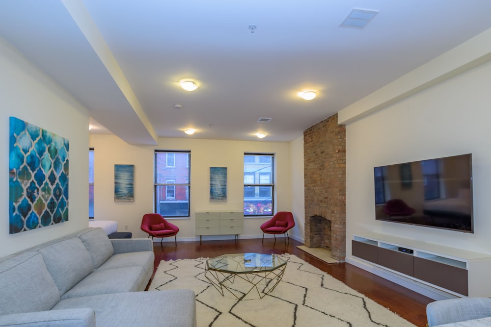 Deedee's Hideaway on Grove — 4-Star Luxury Hotel in Jersey City, United States