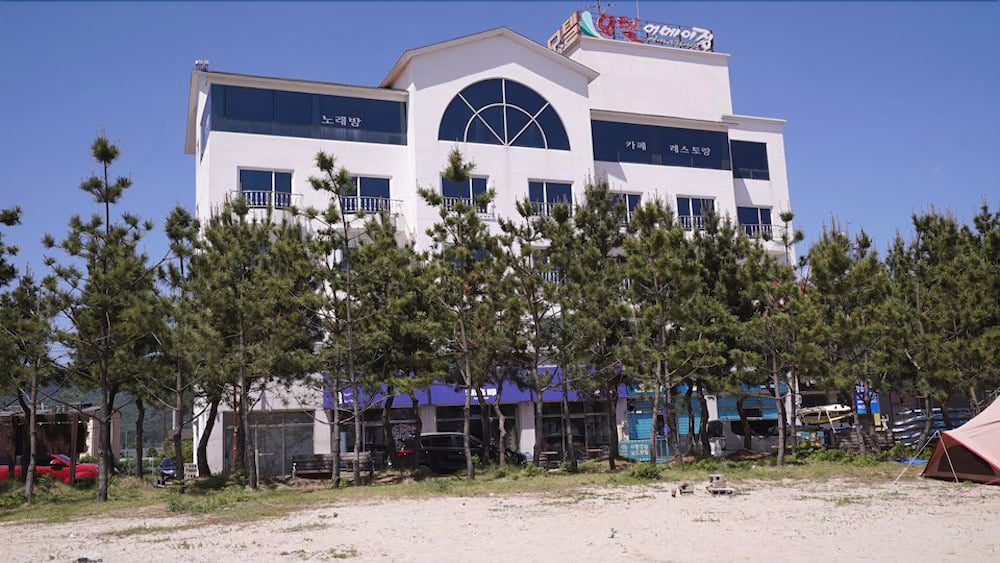 Surf's Up - carbon neutral hotel in Unknown City