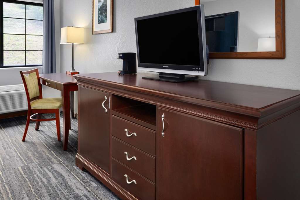 Days Inn by Wyndham Iron Mountain - photo 11