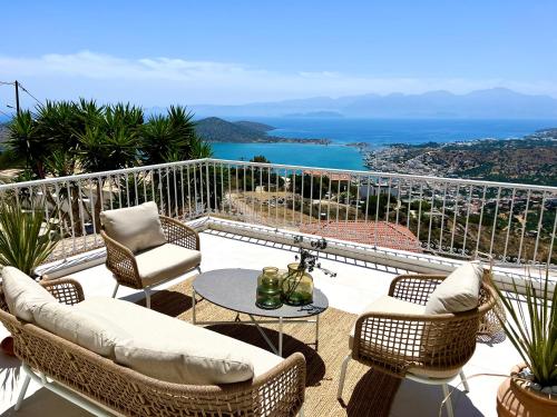 Villa Romee with private swimmingpool and panoramic view on Elounda — 4-Star Luxury Hotel in Elounda, Greece