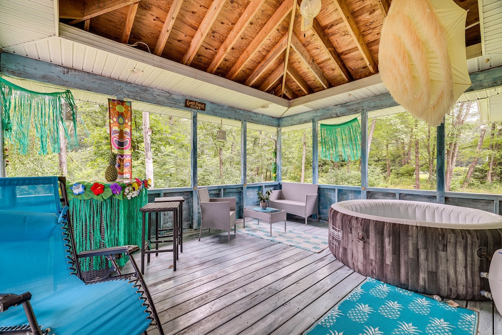 Peaceful Pocono Retreat Hot Tub Covered Deck — Stroudsburg