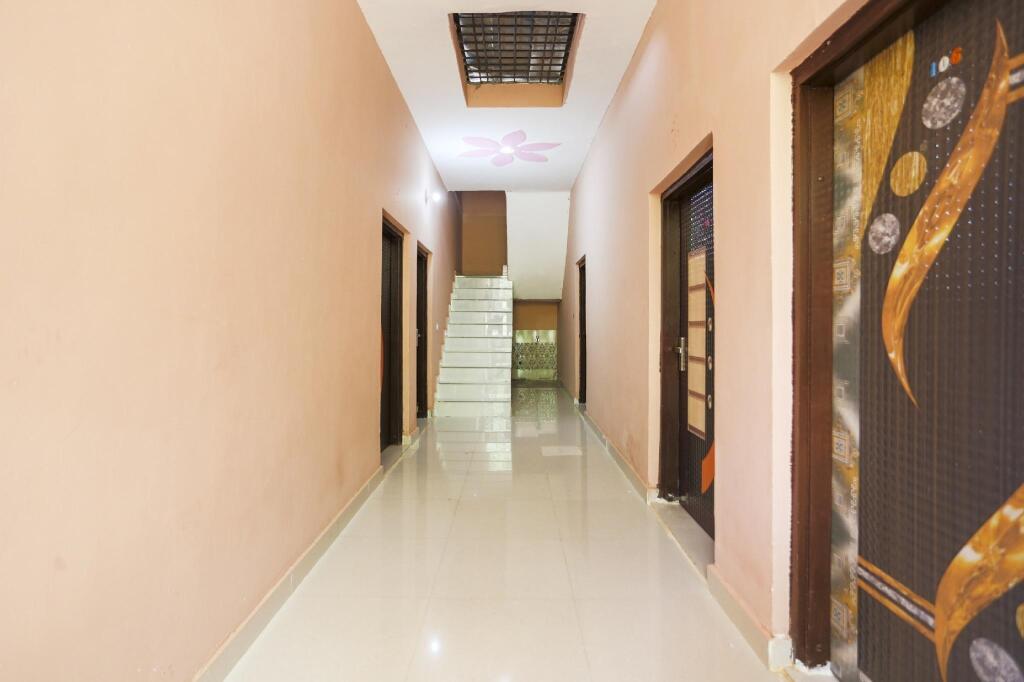 Oyo 75125 Hotel Pari in Greater Noida, India