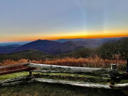 New Luxury Mountain Top Retreat w Carriage House — 4-Star Luxury Hotel in Lyndhurst, United States