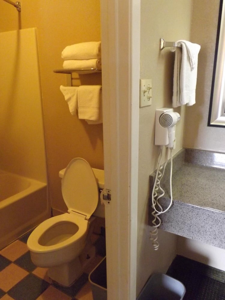 Executive Inn by OYO Kilgore North - photo 13