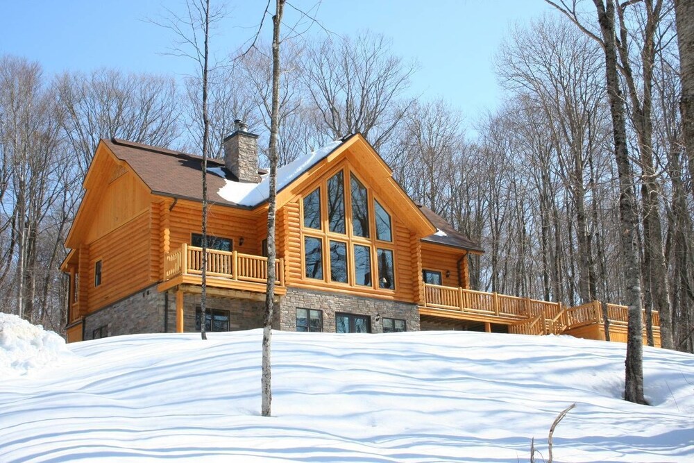 Chalet Adlartok — 4-Star Luxury Hotel in Labelle, Canada