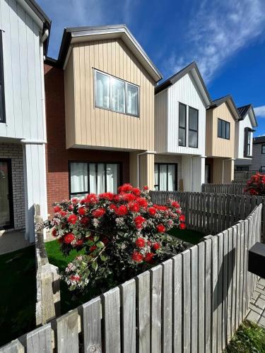 Entire Modern 2 Bedroom Townhouse 10 min to Airport & Sylvia Park — 4-Star Luxury Hotel in Auckland, New Zealand