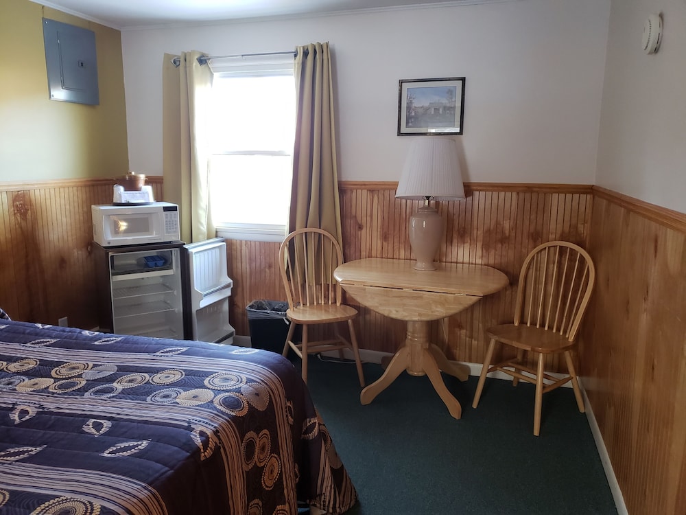 The Colonial Motel - photo 18