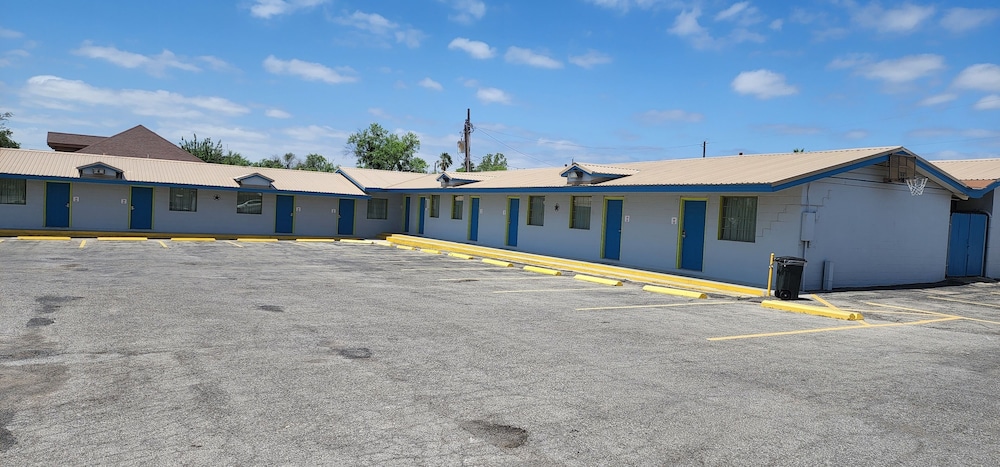 Carrizo Executive Inn - photo 26