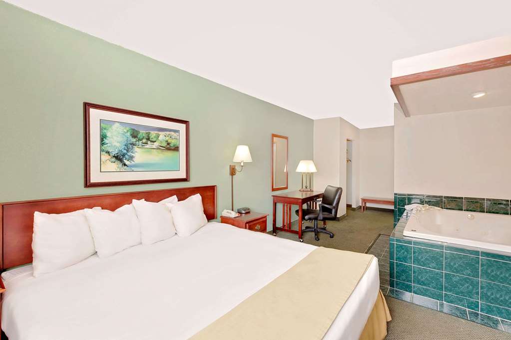 Baymont by Wyndham Keokuk - photo 14