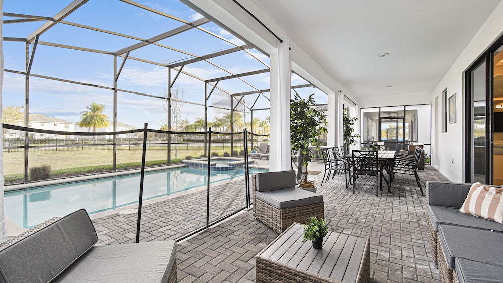 Luxurious 10 bed Lakefront Retreat Near Disney - photo 33