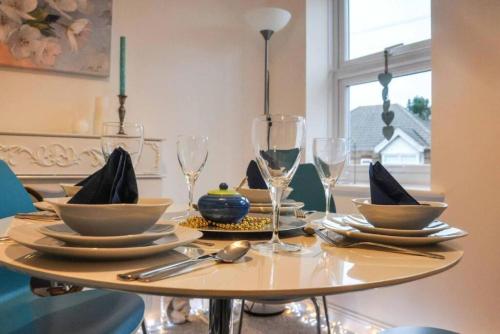 The Sashes Stylish Apartment FREE Parking Ultrafast WIFI Smart TV Netflix sleeps up to 6 Close to Poole Town Center & Sandbanks & Bournemouth — 4-Star Luxury Hotel in Poole, United Kingdom
