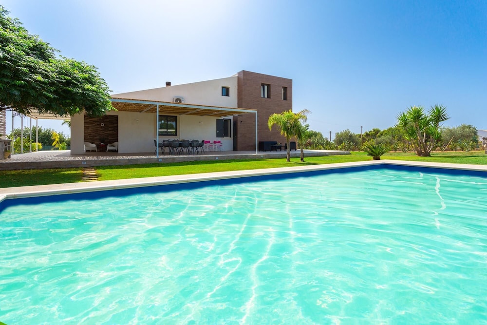 Villa Akos Large Private Pool A C Wifi 3410 — 4-Star Luxury Hotel in Scicli, Italy