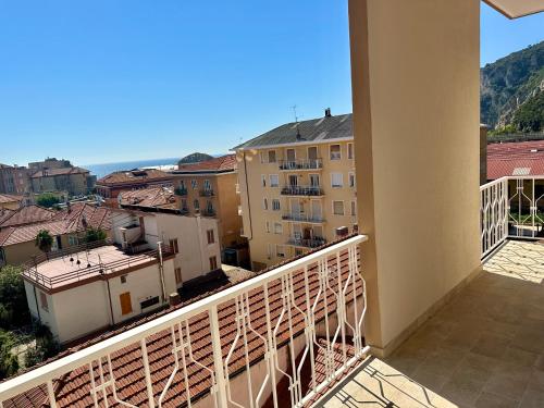 Casa Maestrale Elegante con Balcone Vista Mare — 4-Star Luxury Hotel in Finale Ligure, Italy