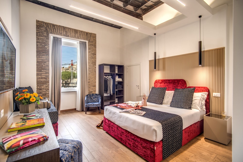Little Queen Suite — 4-Star Luxury Hotel in Rome, Italy