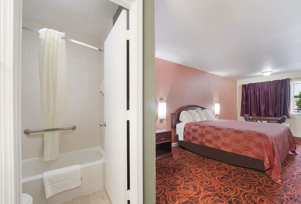Econo Lodge Thomaston - photo 26