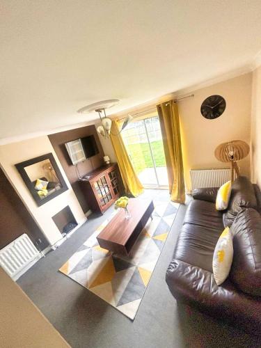 2 Bed Semi Sleeps 4 Private Garden & Parking Quiet Cul De Sac Location Dog Friendly Fast Wifi Close to Motorway Access in Doncaster, United Kingdom