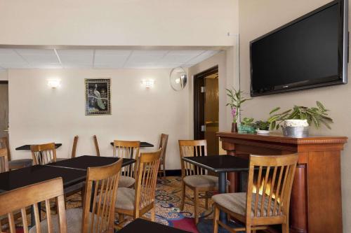 Days Inn by Wyndham Keene NH - photo 3
