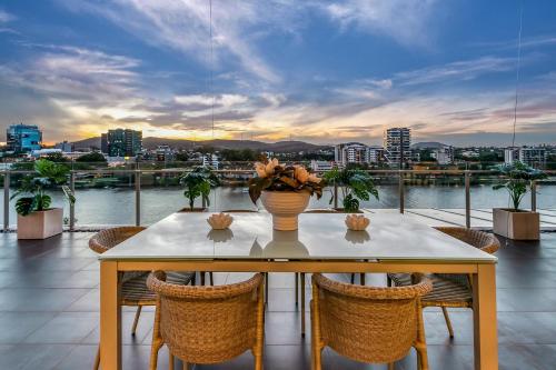 Stunning Waterfront Penthouse 3 or 4 Bedrooms — 4-Star Luxury Hotel in Brisbane, Australia