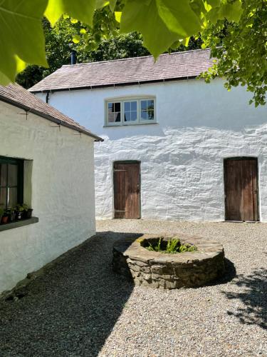 The Cottage at Noyadd Trefawr Grade II — 4-Star Luxury Hotel in Cardigan, United Kingdom
