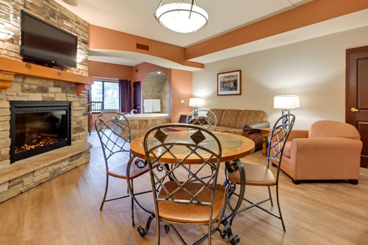 Wisconsin Dells Resort Condo with 2 Fireplaces in Wisconsin Dells, United States