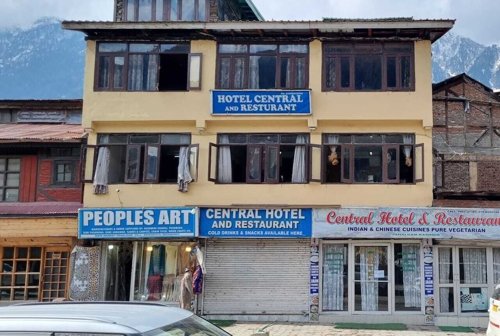 Central Hotel - carbon neutral hotel in Pahlgam