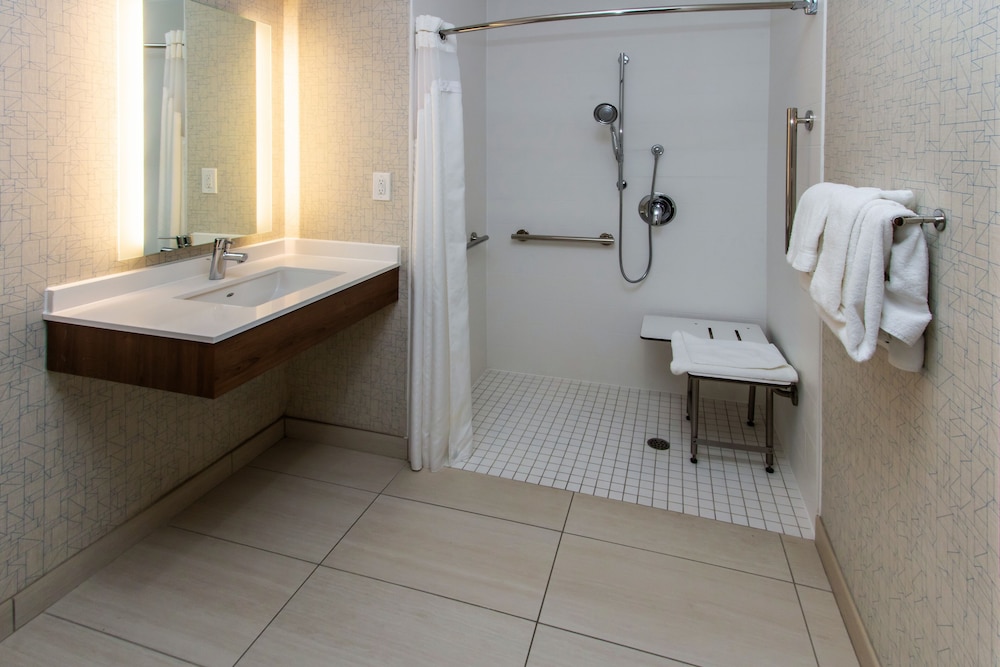 Holiday Inn Express Hotel & Suites Roseville Galleria Area by IHG - photo 92