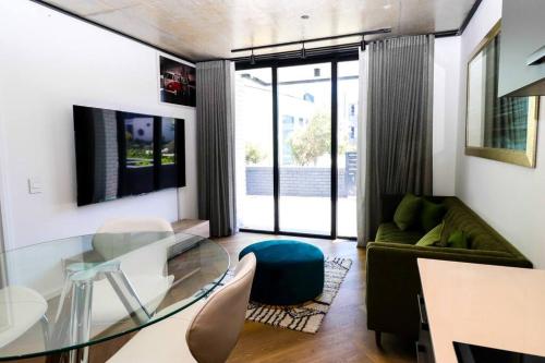 Modern apartment in Century City