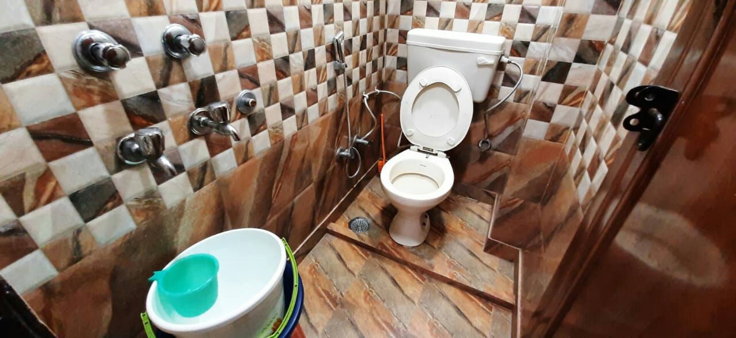 Room in Guest Room Posh Foreigners Place couples Allowed Lajpat Nagar