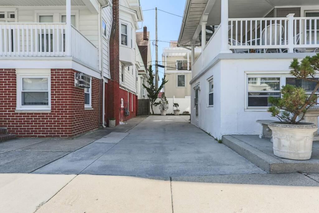 Large Beach Home with Ocean Views from Balcony Unit 2 and 3 — 4-Star Luxury Hotel in Ventnor City, United States