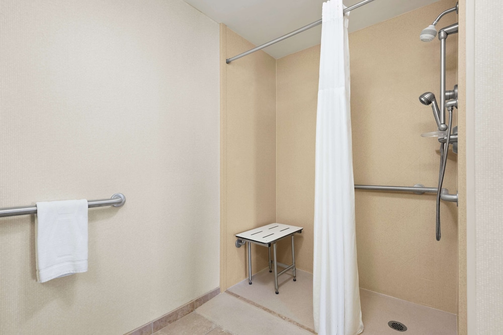 Hampton Inn & Suites Brunswick - photo 24