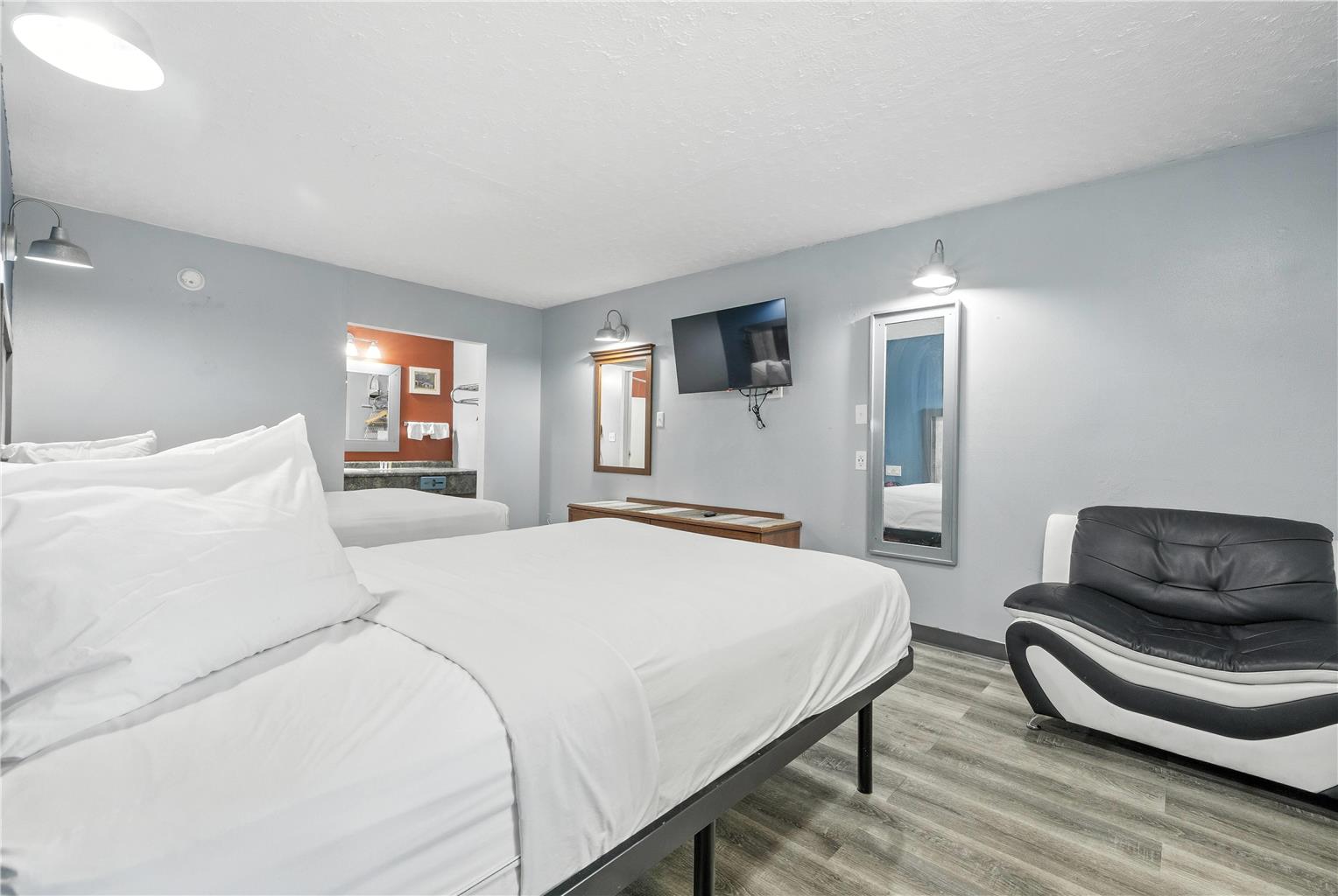 Days Inn & Suites by Wyndham Terre Haute - photo 14