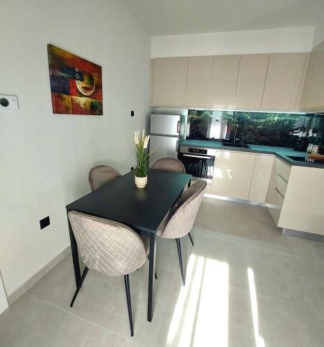 B&M apartment with balcony near the waterfront — 4-Star Luxury Hotel in Thessaloniki, Greece