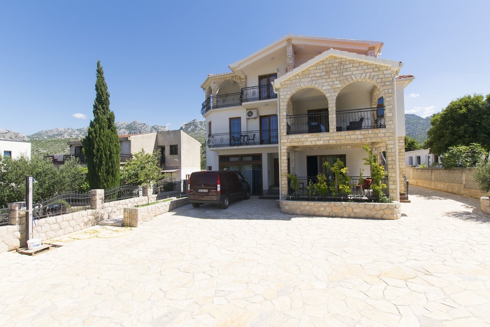Rooms Nada — hotel in Starigrad