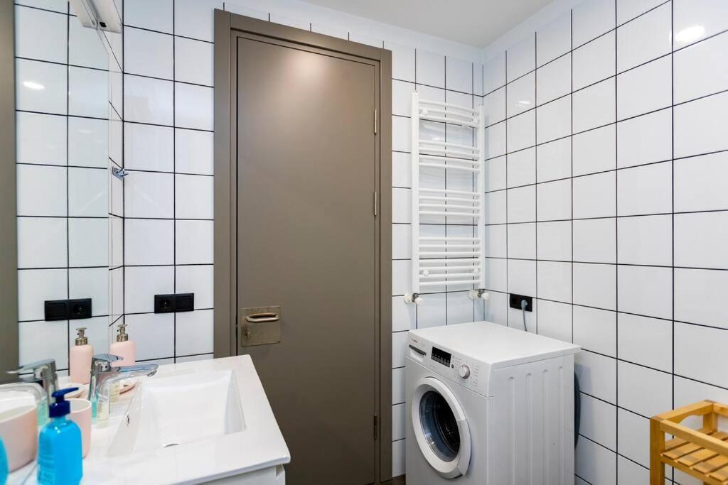 Comfortable 1BR Apartment in Central Vake by Wehost